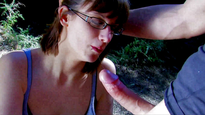 Fuck And Go: Brudna brunetka zostaje zerżnięta przez faceta w lesie