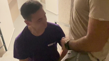 Nick Lewis: Kouření Hung Stud na schodišti