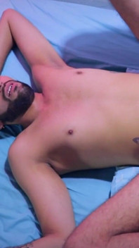 Eu pego meu colega de quarto hetero quando ele fica tão excitado e acaba me fodendo em pêlo e prenhando minha bunda