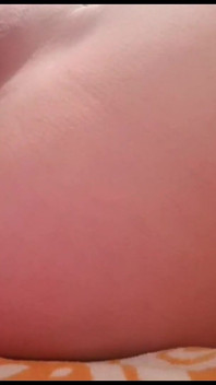 Un abonné a suggéré d’utiliser une banane pour me taquiner et jouir en jouant avec mes seins