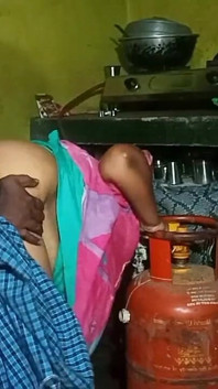 Kichen dientot gaya doggy sama gadis desa