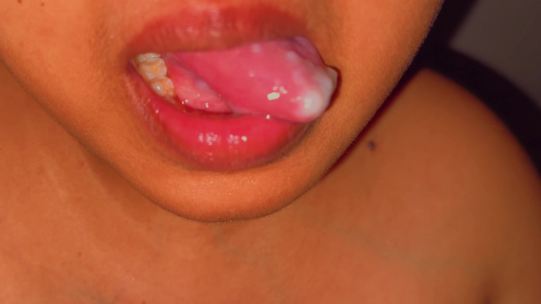 Aria Mia: Жена моего друга пытается разогреть меня, сосет мой большой член, но я случайно кончаю ей в рот