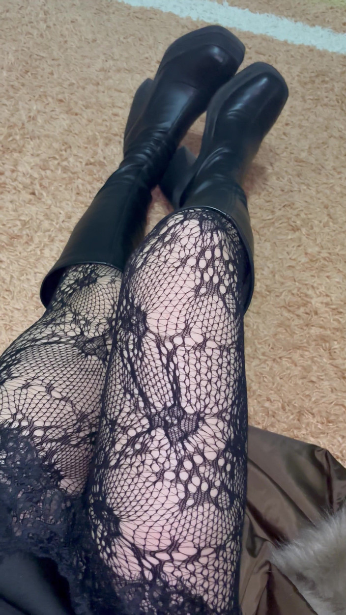 Sparrowica: Mă joc cu picioarele mele în ciorapi sexy și cizme