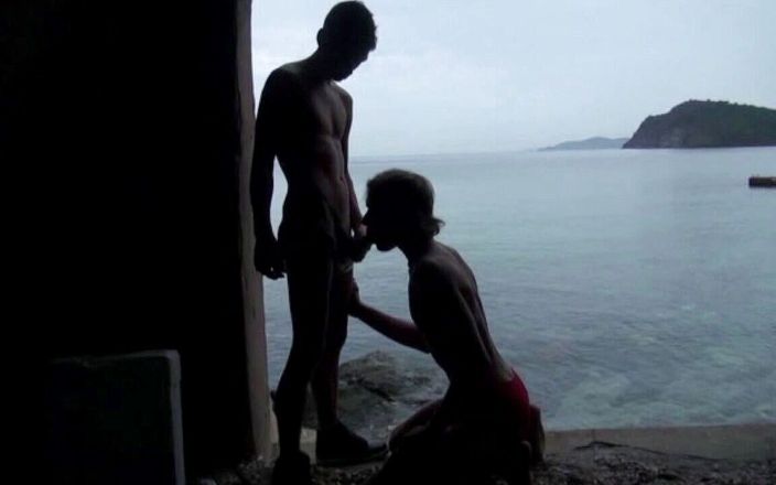 EXHIB BOYS: युवा सर्फर ने समुद्र तट पर ट्विंक की चुदाई की