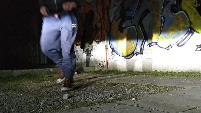 Toilet Mommy: 屋外露出 女の子が男の尻を舐める