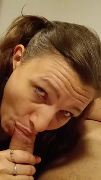Blowjob POV dengan Dubur Dalam dan Menelan dengan Mulut Terbuka