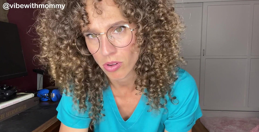 VibeWithMommy: L'infermiera ebrea solleva il dottore JOI. Lo so quanto lavori...