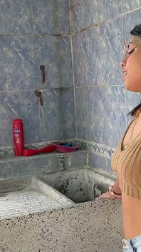 Il mio vicino mi aiuta con la fissaggio dell'acqua, e il mio vicino mi paga con il suo corpo ricco dandomi la migliore scopata della vita