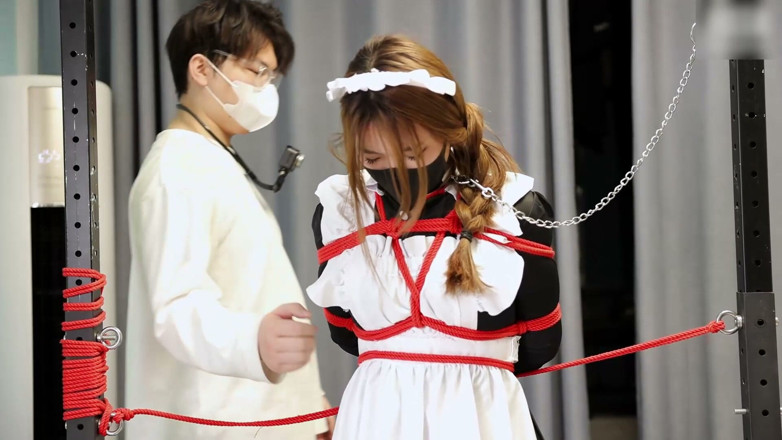 Asian bondage: Kajdanki pokojówki połączyły się z metalowym uchwytem