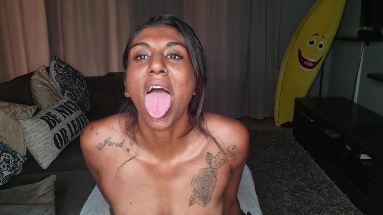 domslutfucker: Desi sitter på soffan och dreglar när hon sticker ut...