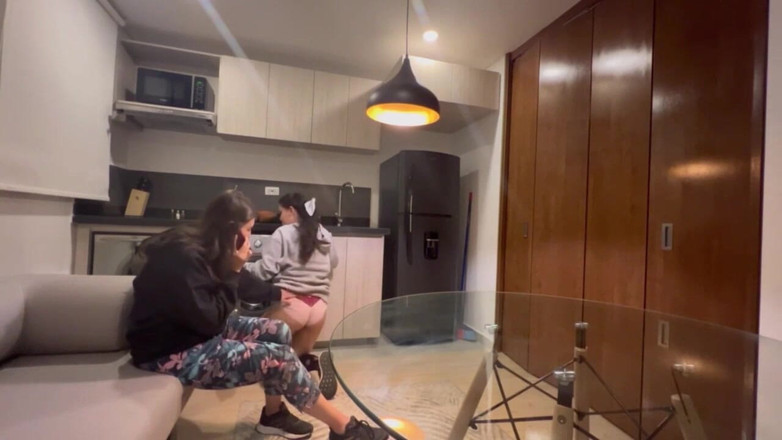 scarlettandc: Vecina care se preface mereu că vrea să fie lesbiană