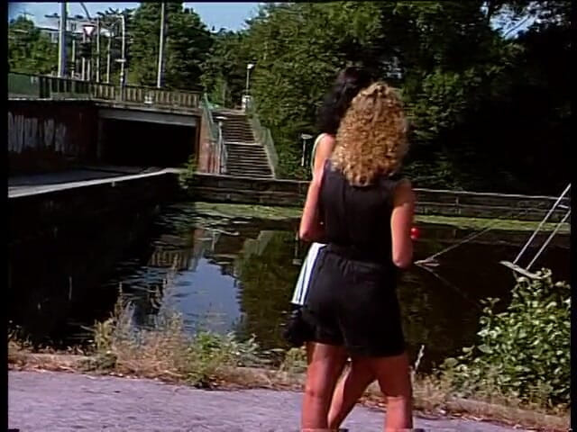 Lucky Cooch: Une blonde et une brune lors d'un entretien en plein...