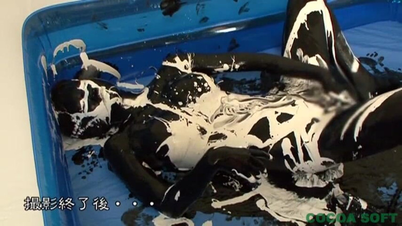 Cocoa Soft: Une nana asiatique peinte en noir se masturbe avec un...