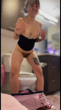 Čůrání s My Tiny Tits Out mi vždy dává mimořádné uspokojení!