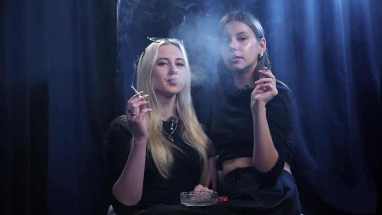 Russian Smokers: Dua Wanita Merokok Bersama Di Studio Gelap Dengan Lampu Biru...