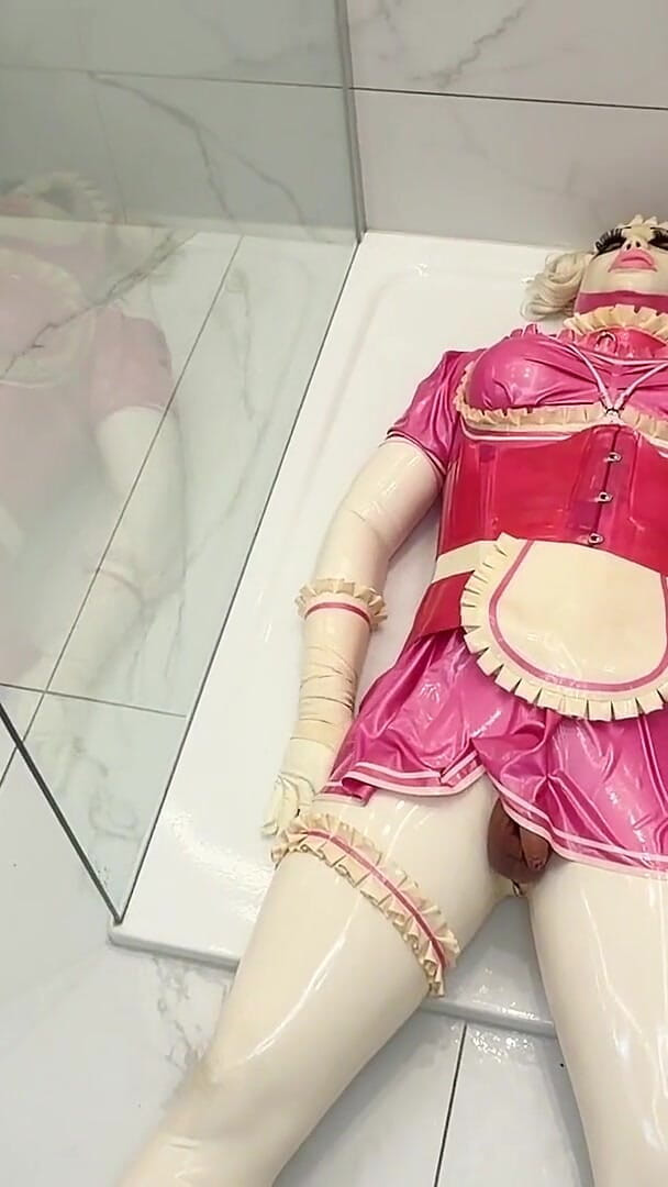 Lady Blackdiamoond: Doccia per la mia sissy di gomma