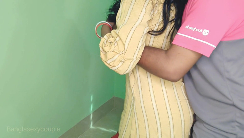 Banglasexycouple: Jmenuji se Zara, dnes jsem ošukal poslíčka