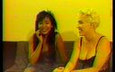 Girl on Girl: Interraciale lesbische seks met rondborstige blonde tengere Aziatische slet