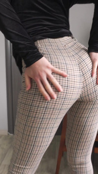 Une employée de bureau exhibe son cul dans un pantalon super moulant