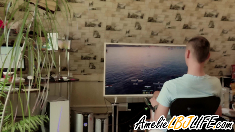 Amelie Dubon: Üvey kız kardeş savaş gök gürültüsü oynarken amcık vibratörü oynuyor