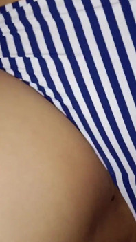 Moje malá nevlastní sestra mi kouřila ptáka jako lízátko a tuto chvíli si tak užívala