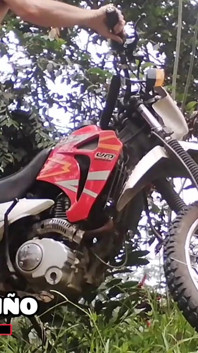 Un tânăr zvelt și sexy se joacă cu noua lui motocicletă și își întinde fundul drăguț larg