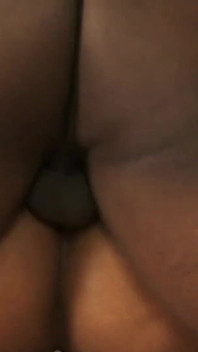 Hefty Honey Lee si není jistá ve svých dovednostech, ale Ike Turnherout ji pokrývá misionářem.