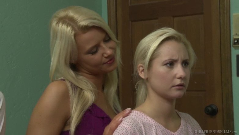 Girlfriends Films: Анікка Елбрайт дає тінці перший лесбійський секс