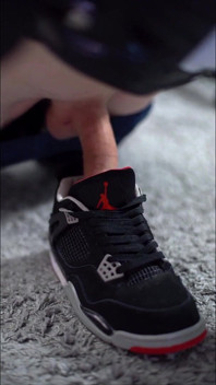 Bermain dengan Jordan Retro Iv Sneakers dan pancut ke dalam