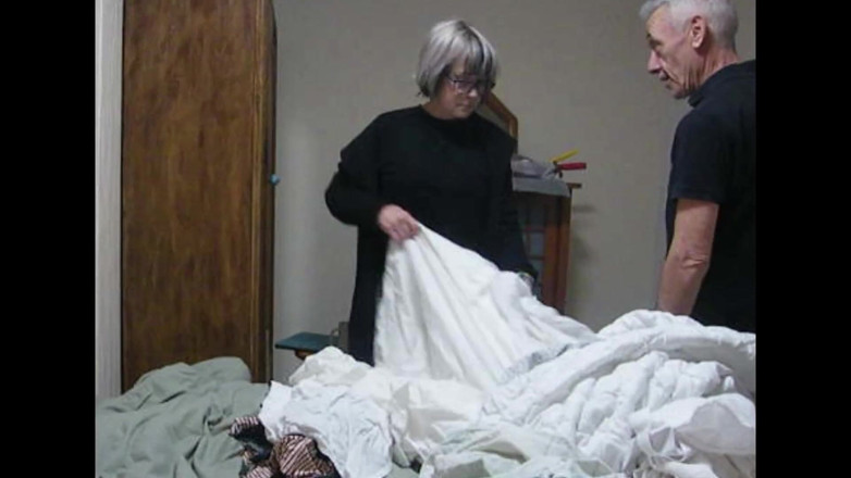 SilverFux: Збуджена стара покоївка вважає за краще трахати художника, а не прати