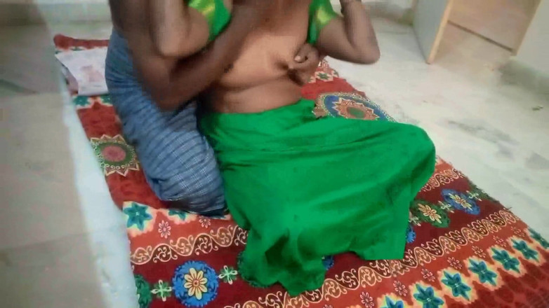 Desi palace: Isteri rumah yang kesunyian dikongkek dan memberikan blowjob panas