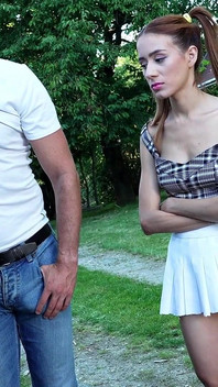 Üvey kız kardeşinin küçük götü üvey kardeşinin büyük yarağıyla tanışıyor (süt damlayan memelerle)