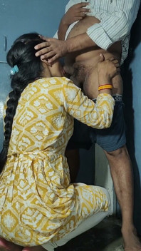 Hete Indische Desi getrouwde stiefzus zuigt aan mijn grote lul tot klaarkomen in de mond