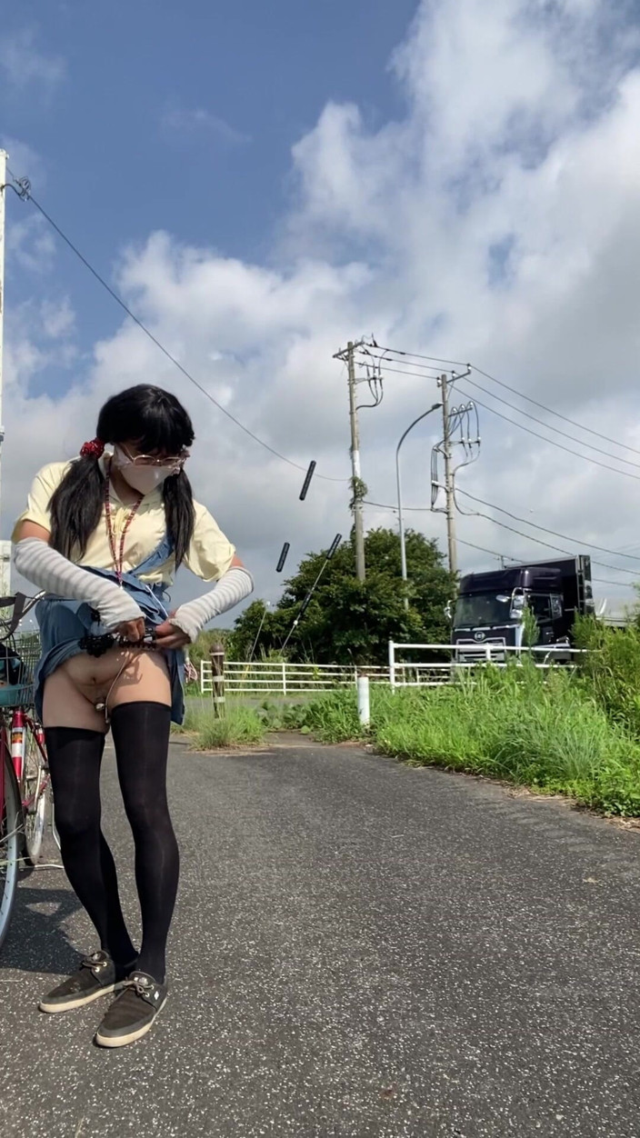 megu2002: No305 街道沿いの露出プレイ