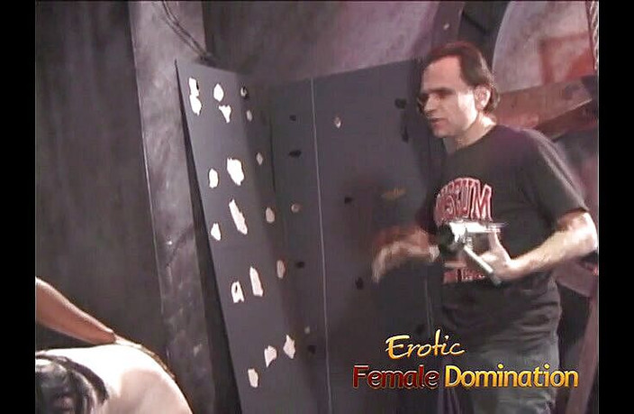 Erotic Female Domination: Sletterige meisjes geslagen achter de schermen