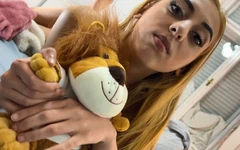 Otroligt vacker supersöt tjej i hennes pyjamas ger en otroligt het handjob