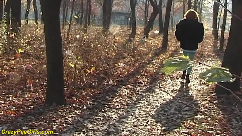 Crazy pee girls: Kencing luar di dalam hutan