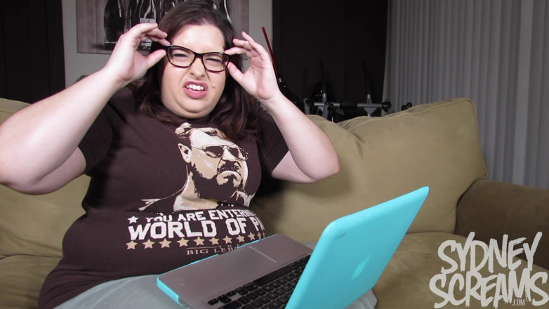 Sydney screams fetish: Nerdy Girl przekształca się w seksowną złośliwość - HD Mp4
