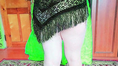 Kitty_Cross: Великолепный фембой показывает ноги в блестящих кожаных шортах