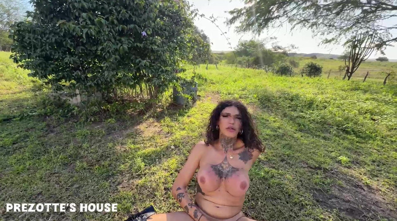 Prezottes_House: 女装者パウズダサブリナ・プレゾッテ 農場の通路にペオンがいる、あなたもそのようなペオアが欲しいです。