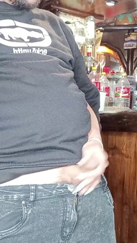 Soused odvedle dělá moji manželku, zatímco se dívám z baru