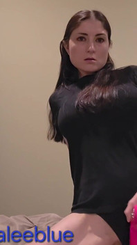 Une MILF se masturbe