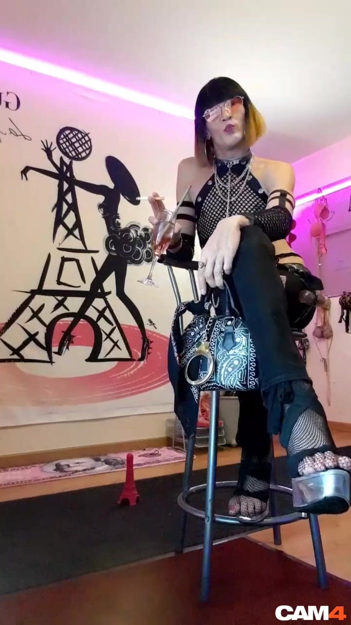 VaneSsa BiTCHx: O transsexuală franceză bombă face un striptease în direct