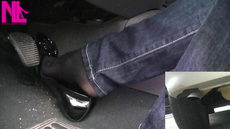 Nyllady: Revving con disparo de escape en bailarinas negras