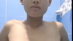 Küçük memeli minyon 18 yaşındaki üvey kız kardeş götünü ve amını gösteren ateşli videosunu üvey erkek kardeşine gönderdi