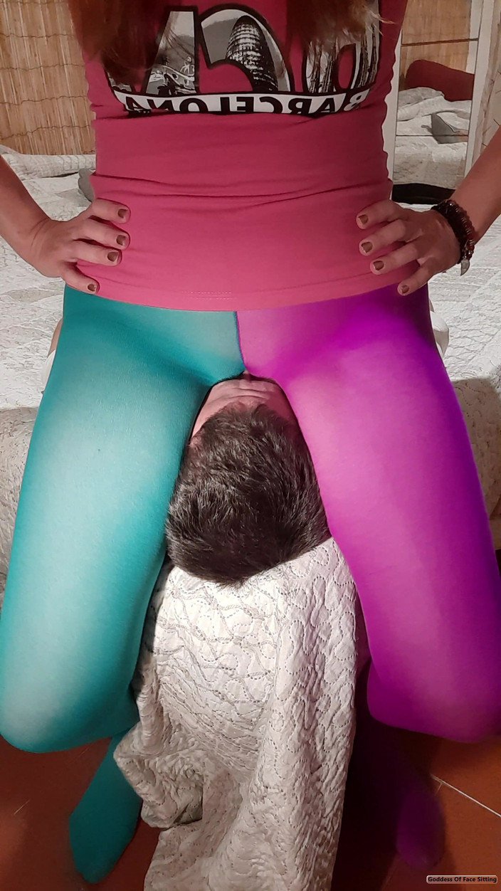 goddess82: Pohřben pod mojí kundičkou v punčochách!