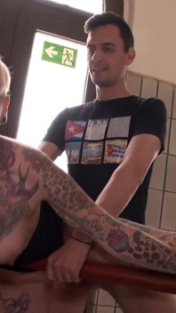 Blondă sexy este futută tare în pizdă de o pulă uriașă