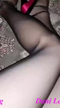 Sexy červené pumpy a vnadné nohy v černých punčochách