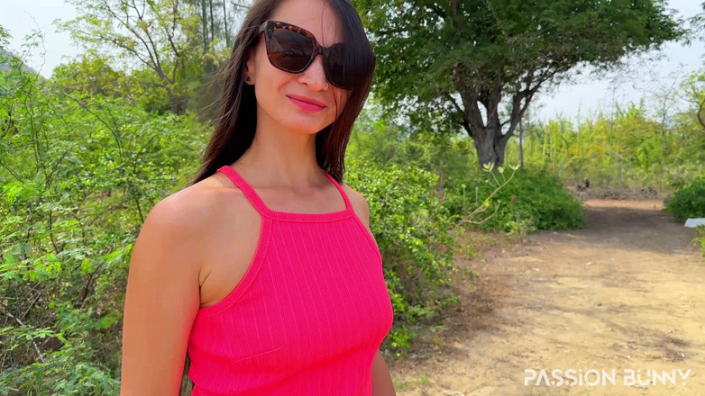 PassionBunny: Caminando Y Meando Arriesgado En Parque Público