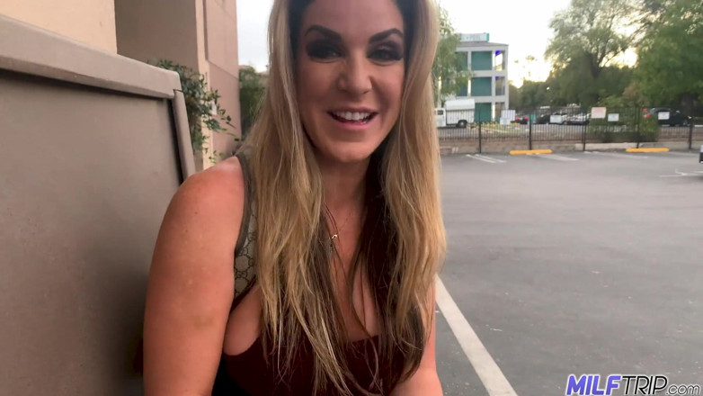 MILF Trip: MILF seksi Kayla Paige berbogel dan nakal